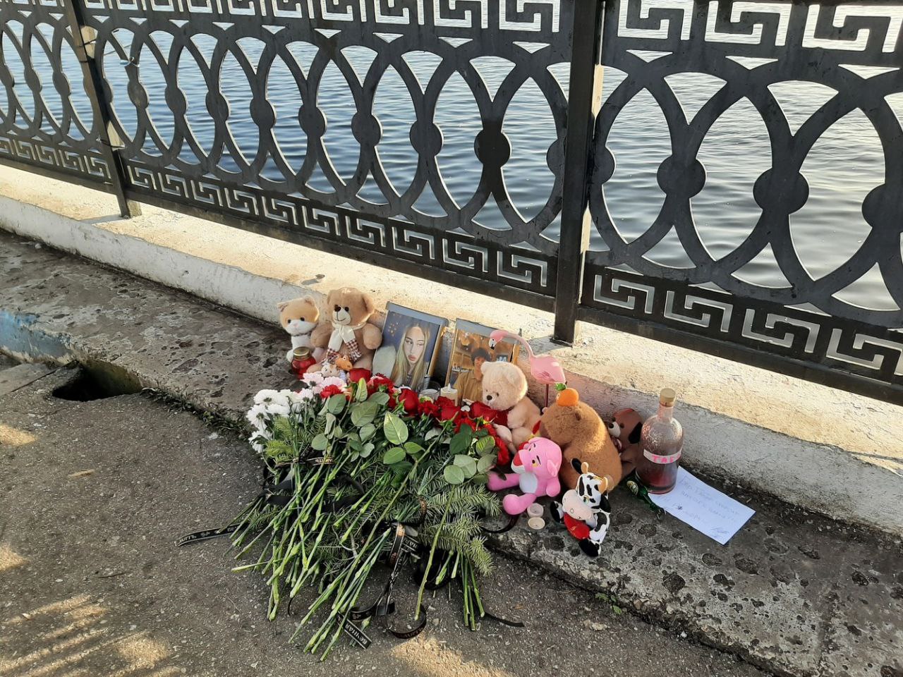 К месту трагедии на саратовской набережной несут цветы и игрушки К месту трагедии на саратовской набережной несут цветы и игрушки