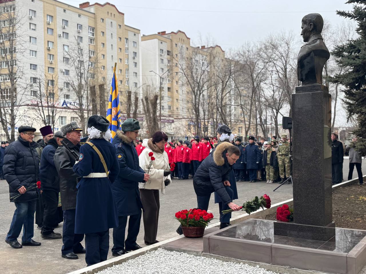 Сегодня, в День Героев Отечества, в школе «Патриот» открыли памятный бюст Юрию Михайловичу Дейнеко Сегодня, в День Героев Отечества, в школе «Патриот» открыли памятный бюст Юрию Михайловичу Дейнеко