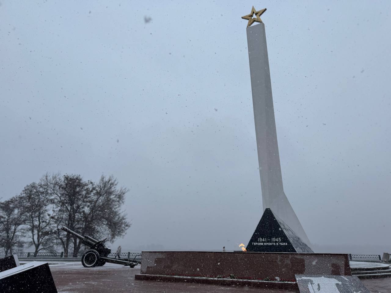 Глава Энгельсского района Максим Леонов вместе с представителями депутатского корпуса и активными молодежными организациями почтил память наших земляков, возложив цветы к подножию стелы «Героям фронта и тыла» Глава Энгельсского района Максим Леонов вместе с представителями депутатского корпуса и активными молодежными организациями почтил память наших земляков, возложив цветы к подножию стелы «Героям фронта и тыла»