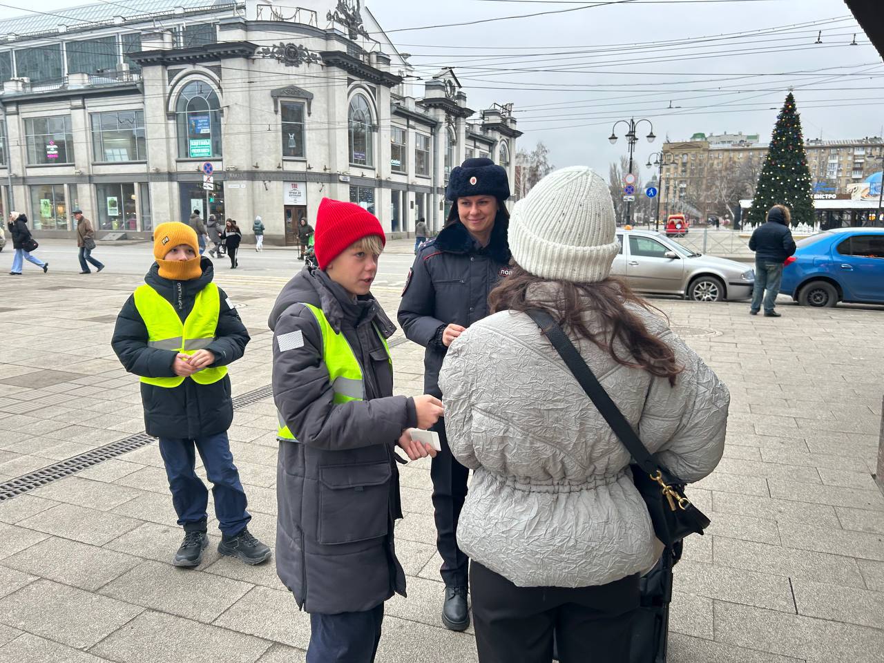 В Саратове госавтоинспекторы и ребята из отряда ЮИД провели акцию «Стань заметнее» В Саратове госавтоинспекторы и ребята из отряда ЮИД провели акцию «Стань заметнее»