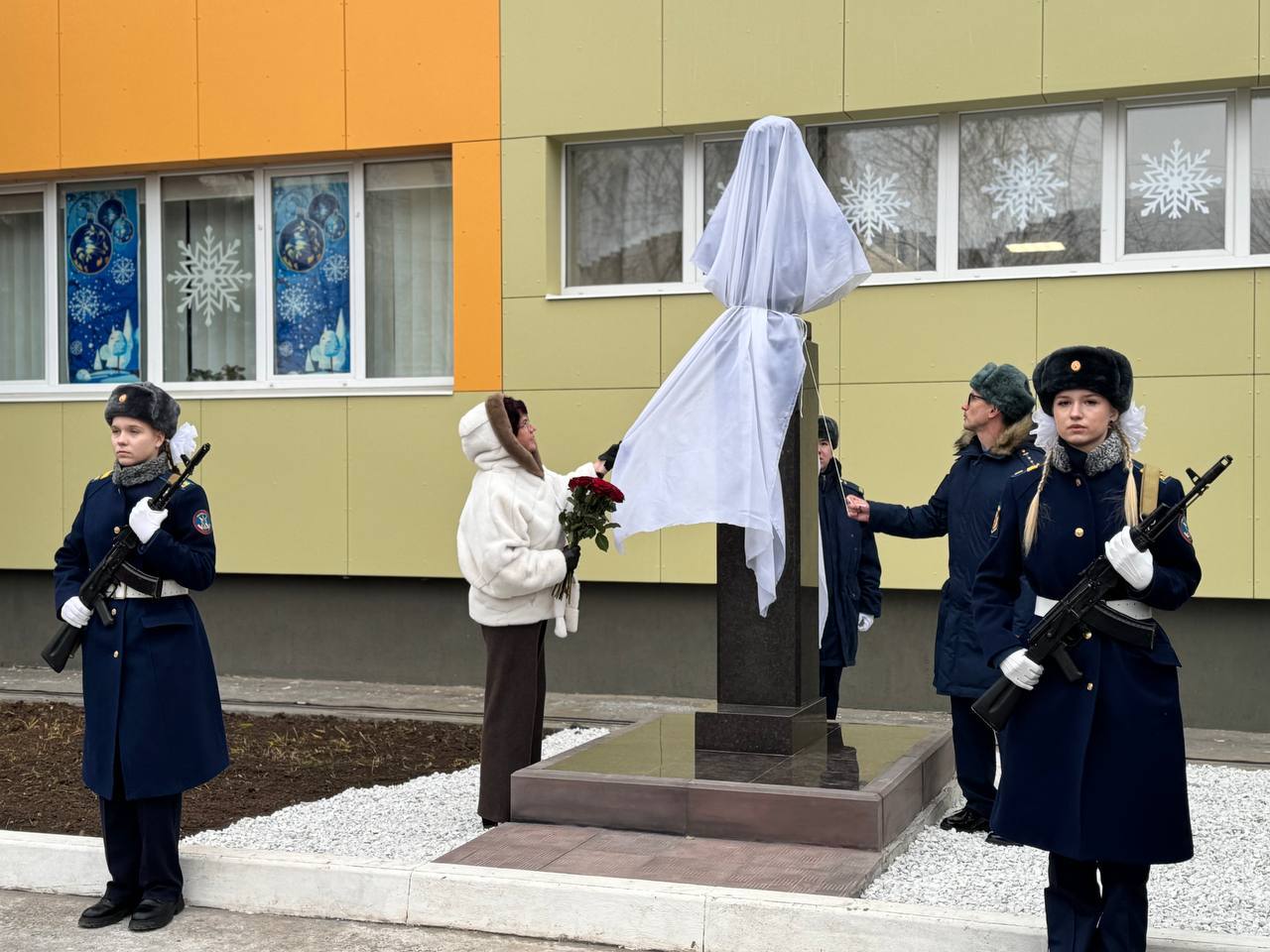 Сегодня, в День Героев Отечества, в школе «Патриот» открыли памятный бюст Юрию Михайловичу Дейнеко Сегодня, в День Героев Отечества, в школе «Патриот» открыли памятный бюст Юрию Михайловичу Дейнеко