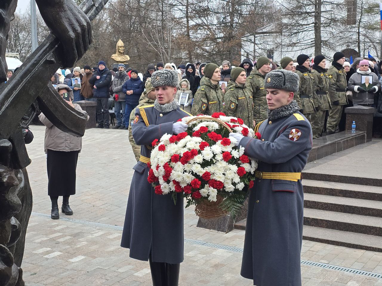 Вместе с руководством области, родственниками героев СВО, представителями патриотических организаций в День Героев Отечества принял участие в церемонии занесения на мемориал «Землякам, погибшим в локальных войнах» имен... Вместе с руководством области, родственниками героев СВО, представителями патриотических организаций в День Героев Отечества принял участие в церемонии занесения на мемориал «Землякам, погибшим в локальных войнах» имен...