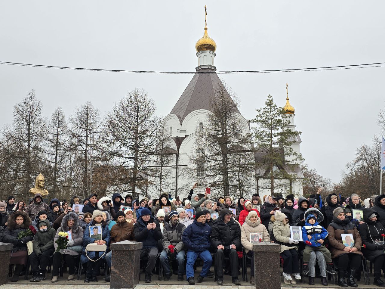 Вместе с руководством области, родственниками героев СВО, представителями патриотических организаций в День Героев Отечества принял участие в церемонии занесения на мемориал «Землякам, погибшим в локальных войнах» имен... Вместе с руководством области, родственниками героев СВО, представителями патриотических организаций в День Героев Отечества принял участие в церемонии занесения на мемориал «Землякам, погибшим в локальных войнах» имен...