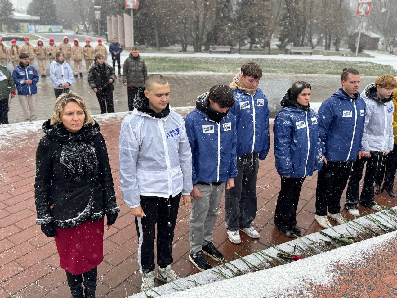 Глава Энгельсского района Максим Леонов вместе с представителями депутатского корпуса и активными молодежными организациями почтил память наших земляков, возложив цветы к подножию стелы «Героям фронта и тыла» Глава Энгельсского района Максим Леонов вместе с представителями депутатского корпуса и активными молодежными организациями почтил память наших земляков, возложив цветы к подножию стелы «Героям фронта и тыла»