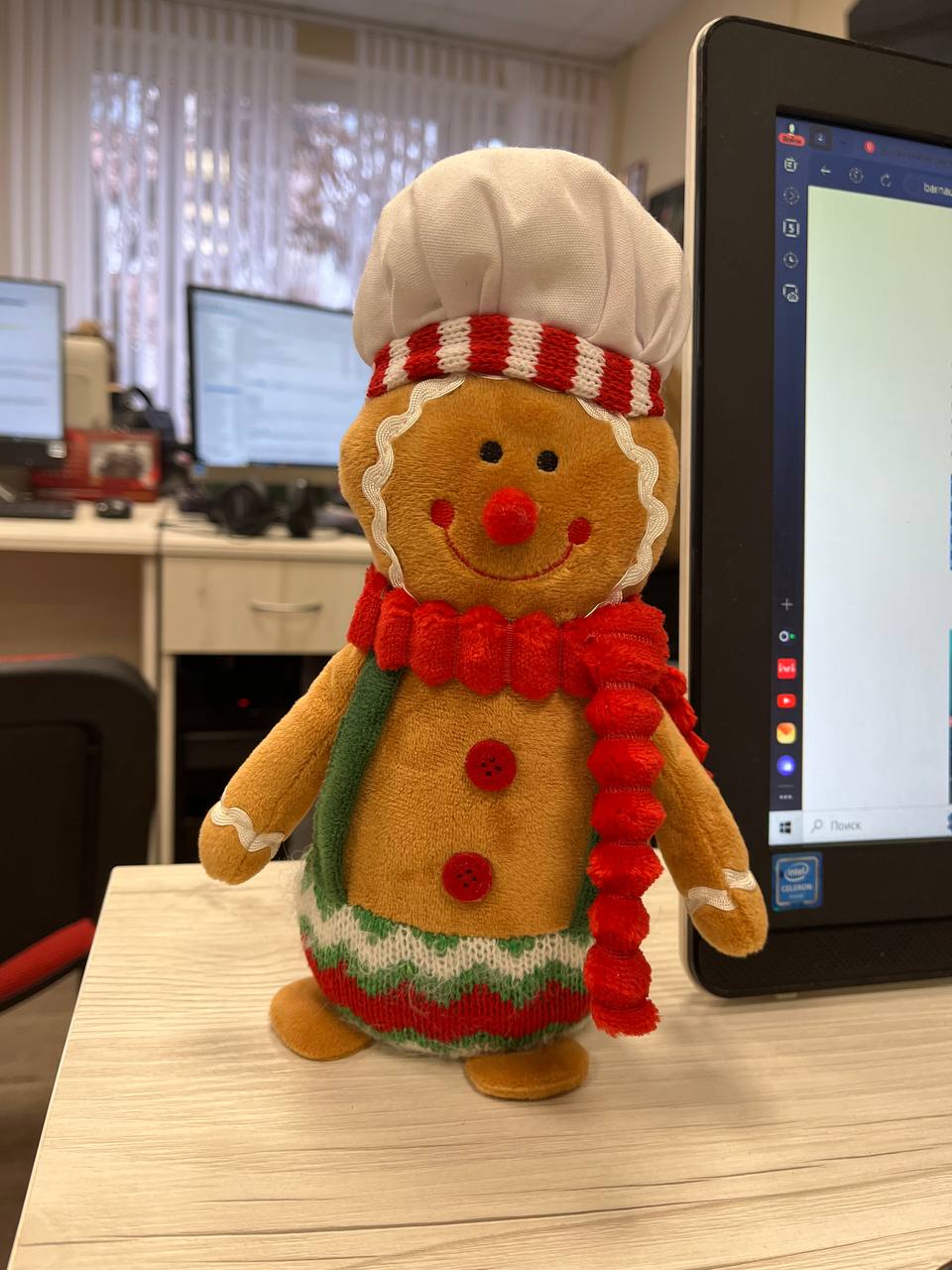 Большинство офисных работников украшают свои рабочие места к Новому году