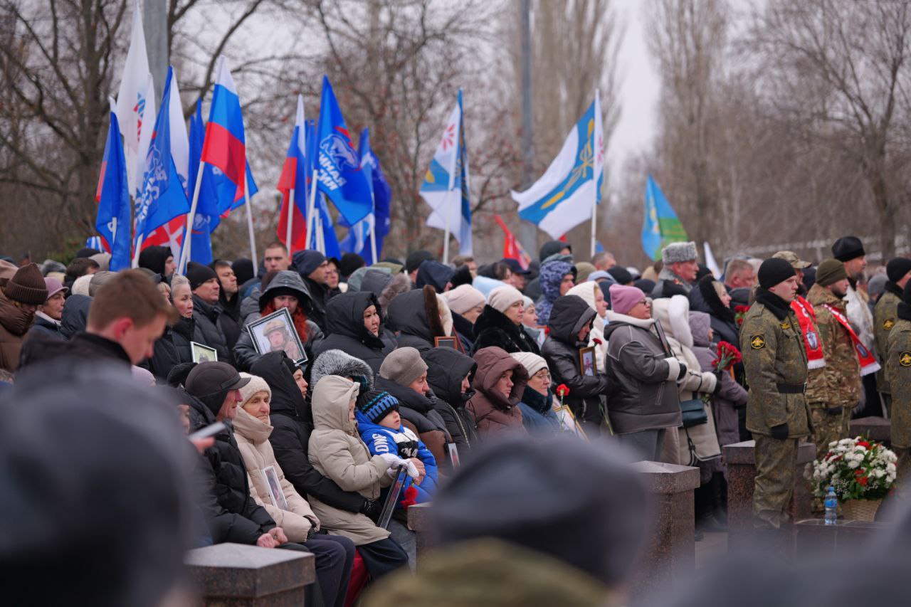 В День Героев Отечества, 9 декабря, в Парке Победы прошло памятное мероприятие, участие в котором вместе с близкими военнослужащих и ветеранами боевых действий принял губернатор Роман Бусаргин