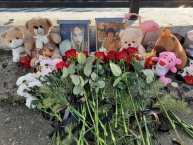 К месту трагедии на саратовской набережной несут цветы и игрушки