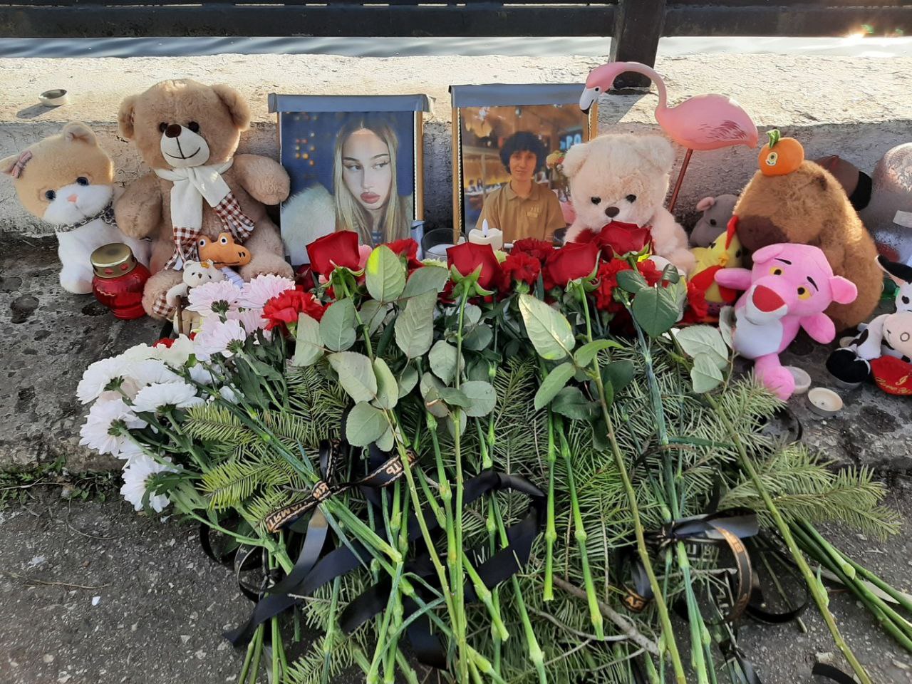 К месту трагедии на саратовской набережной несут цветы и игрушки