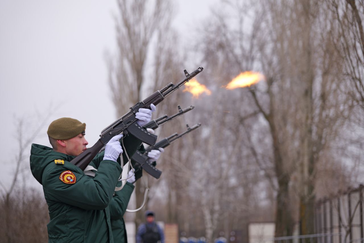 В День Героев Отечества, 9 декабря, в Парке Победы прошло памятное мероприятие, участие в котором вместе с близкими военнослужащих и ветеранами боевых действий принял губернатор Роман Бусаргин В День Героев Отечества, 9 декабря, в Парке Победы прошло памятное мероприятие, участие в котором вместе с близкими военнослужащих и ветеранами боевых действий принял губернатор Роман Бусаргин