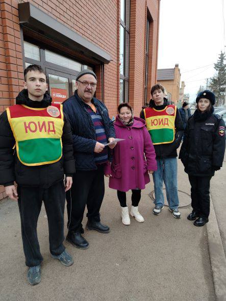 В Пугачеве автоинспекторы провели беседы с пешеходами В Пугачеве автоинспекторы провели беседы с пешеходами