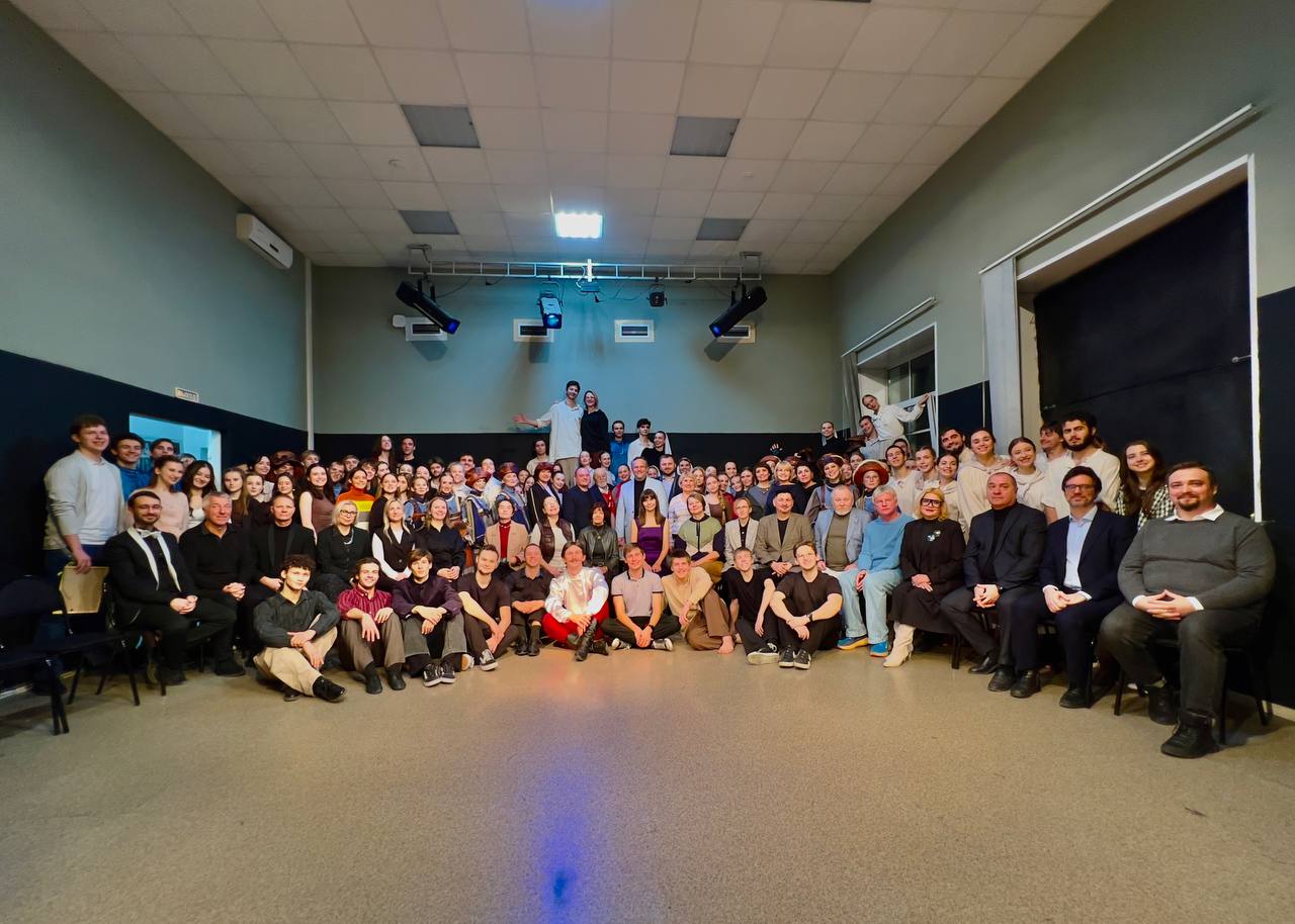 Членов жюри «Театрального Приволжья» поздравили со 105-летием Саратовского театрального института