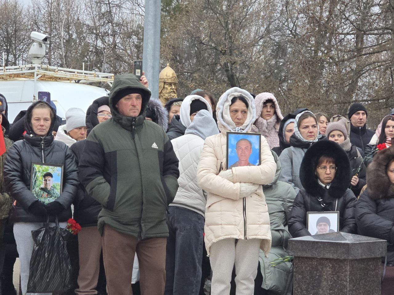 Вместе с руководством области, родственниками героев СВО, представителями патриотических организаций в День Героев Отечества принял участие в церемонии занесения на мемориал «Землякам, погибшим в локальных войнах» имен... Вместе с руководством области, родственниками героев СВО, представителями патриотических организаций в День Героев Отечества принял участие в церемонии занесения на мемориал «Землякам, погибшим в локальных войнах» имен...