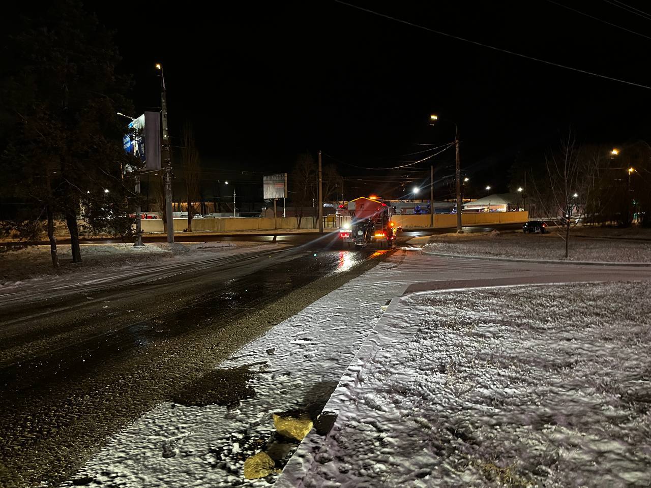 Работы по зимнему содержанию дорог ведутся в круглосуточном режиме Работы по зимнему содержанию дорог ведутся в круглосуточном режиме