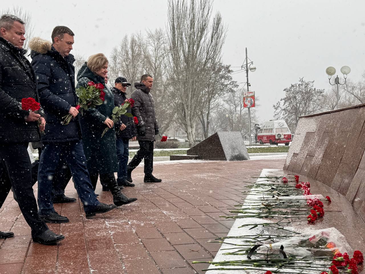 Глава Энгельсского района Максим Леонов вместе с представителями депутатского корпуса и активными молодежными организациями почтил память наших земляков, возложив цветы к подножию стелы «Героям фронта и тыла» Глава Энгельсского района Максим Леонов вместе с представителями депутатского корпуса и активными молодежными организациями почтил память наших земляков, возложив цветы к подножию стелы «Героям фронта и тыла»