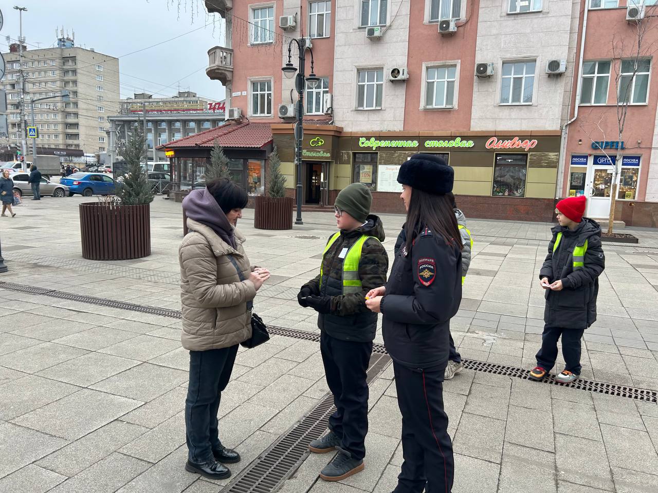 В Саратове госавтоинспекторы и ребята из отряда ЮИД провели акцию «Стань заметнее» В Саратове госавтоинспекторы и ребята из отряда ЮИД провели акцию «Стань заметнее»