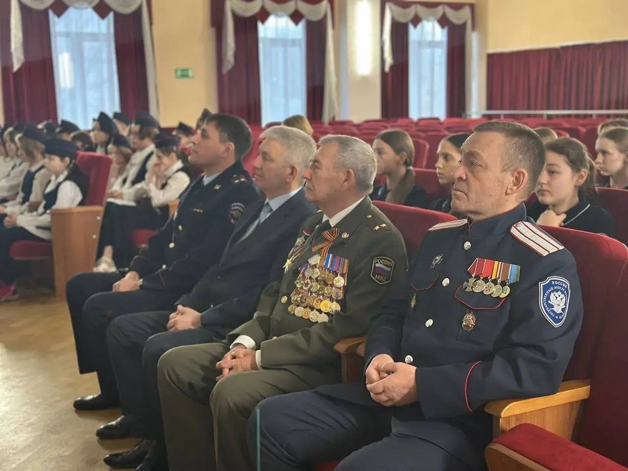 Герои среди нас: школьники познакомились с работой региональной полиции Герои среди нас: школьники познакомились с работой региональной полиции