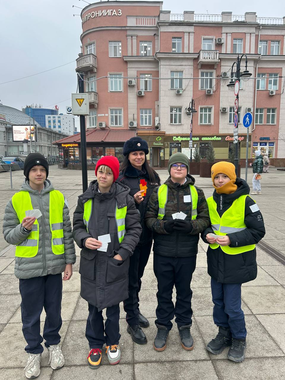 В Саратове госавтоинспекторы и ребята из отряда ЮИД провели акцию «Стань заметнее»