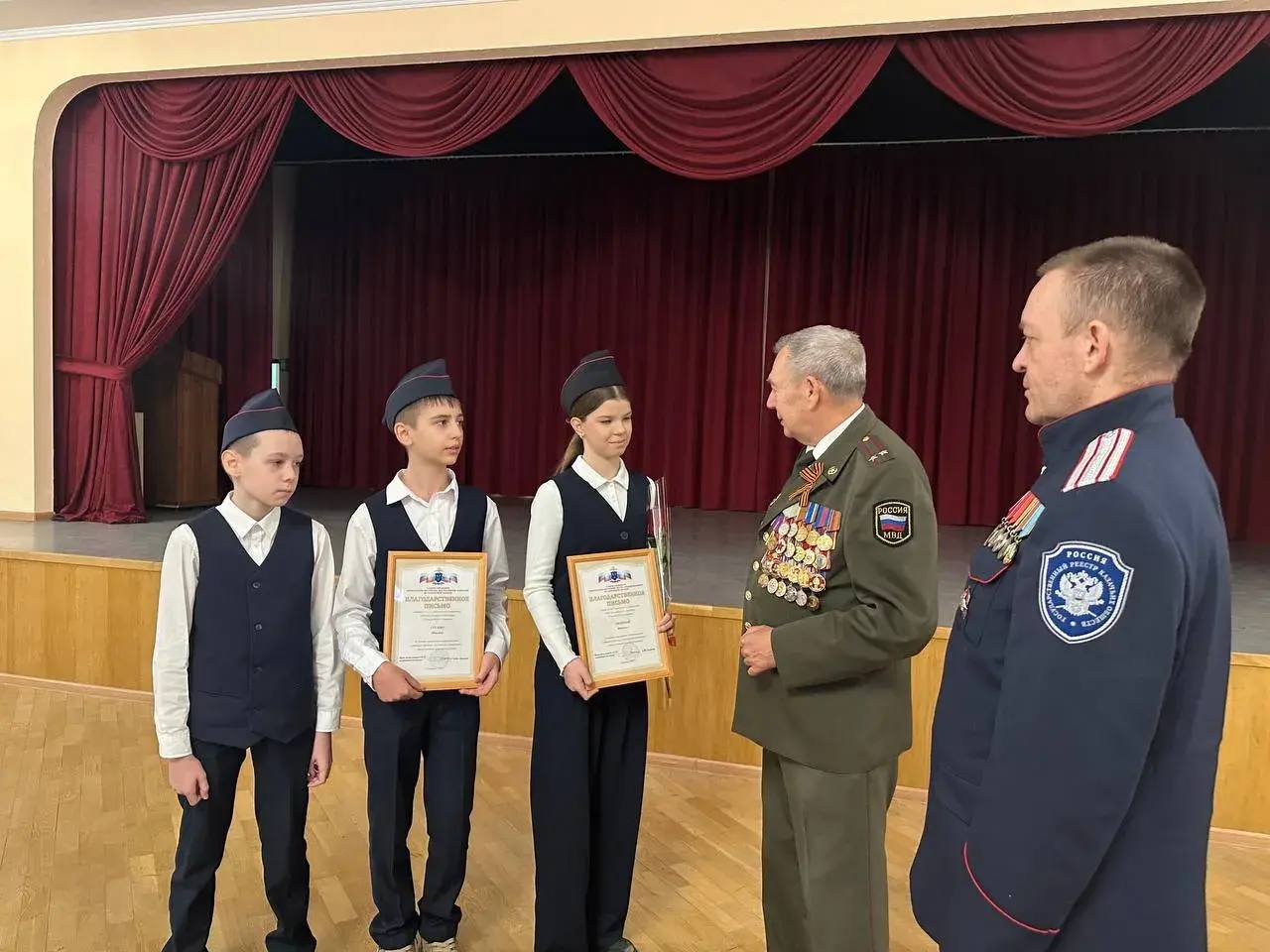 Герои среди нас: школьники познакомились с работой региональной полиции Герои среди нас: школьники познакомились с работой региональной полиции