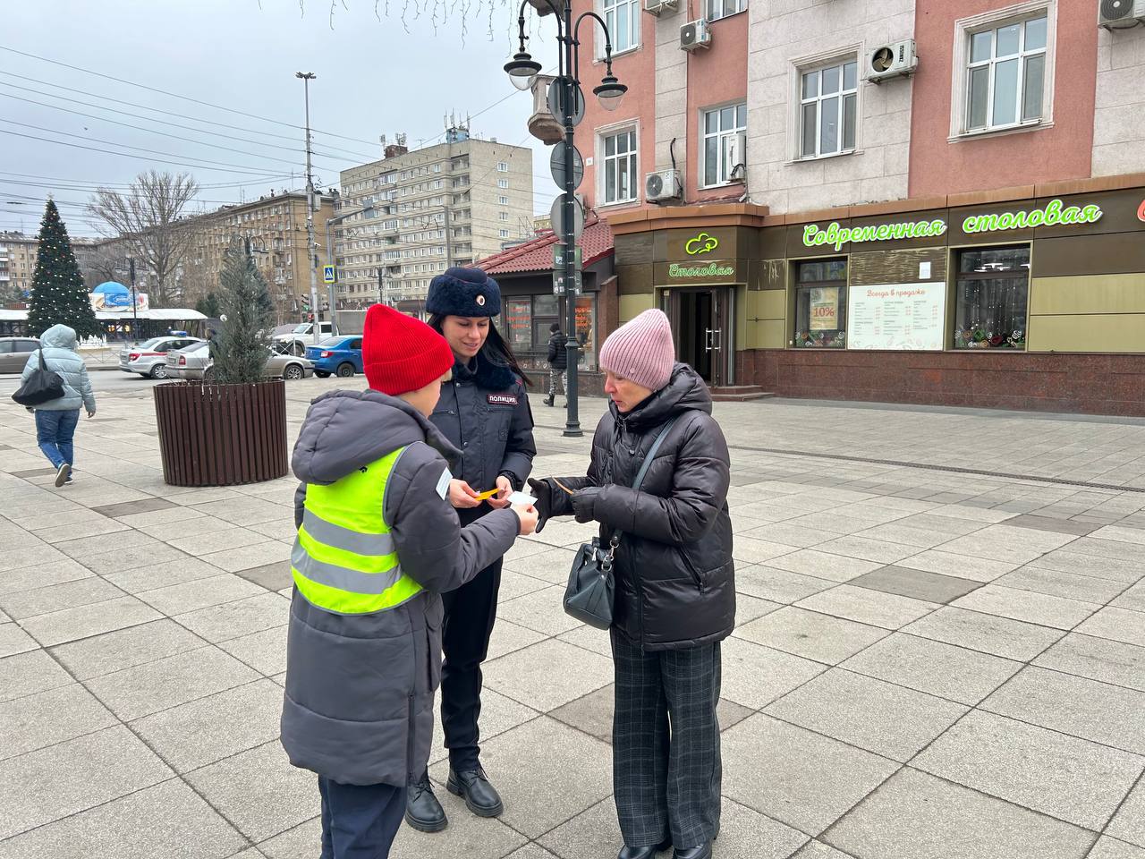 В Саратове госавтоинспекторы и ребята из отряда ЮИД провели акцию «Стань заметнее» В Саратове госавтоинспекторы и ребята из отряда ЮИД провели акцию «Стань заметнее»
