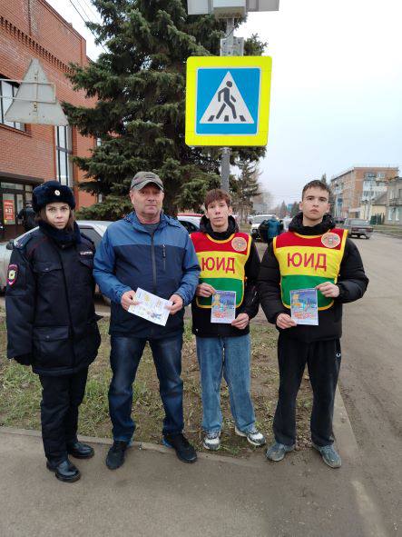 В Пугачеве автоинспекторы провели беседы с пешеходами В Пугачеве автоинспекторы провели беседы с пешеходами