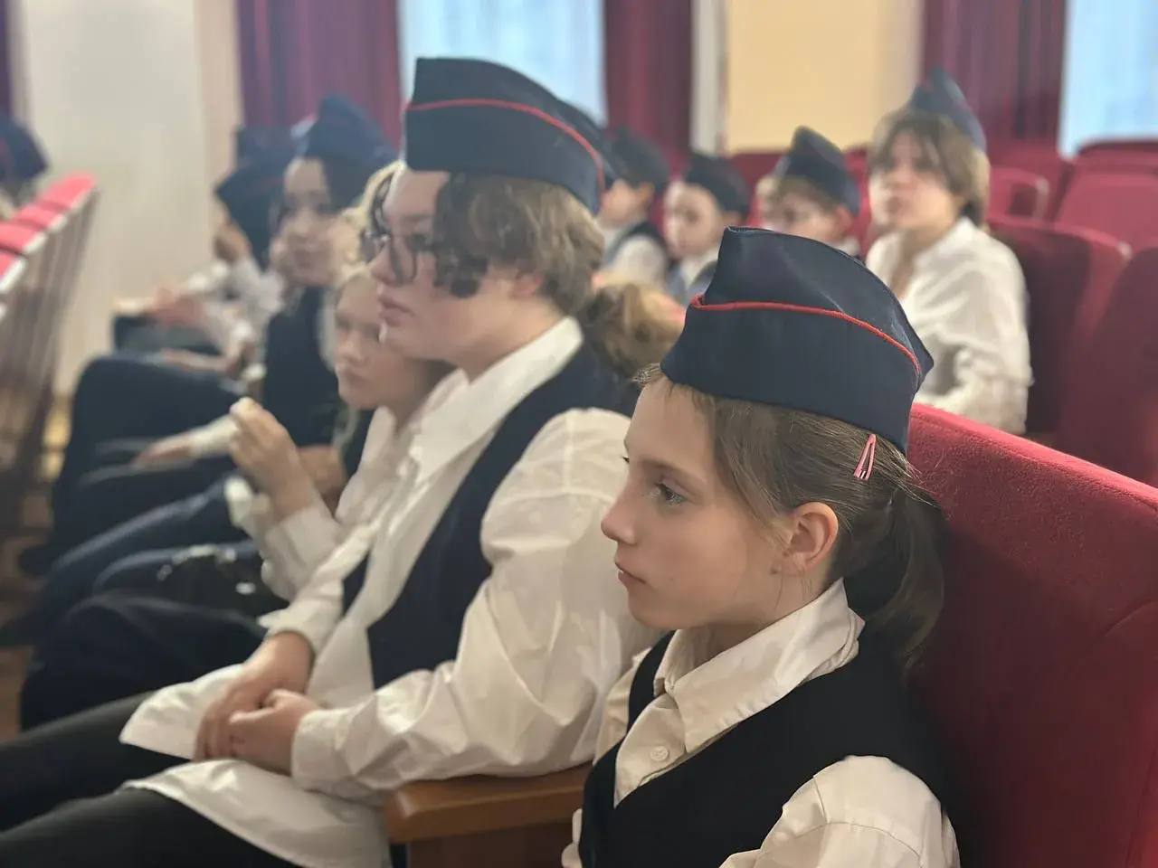 Герои среди нас: школьники познакомились с работой региональной полиции Герои среди нас: школьники познакомились с работой региональной полиции