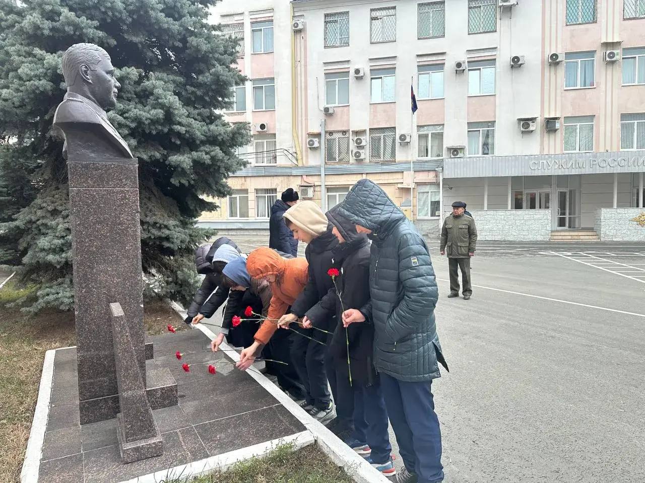 Герои среди нас: школьники познакомились с работой региональной полиции Герои среди нас: школьники познакомились с работой региональной полиции