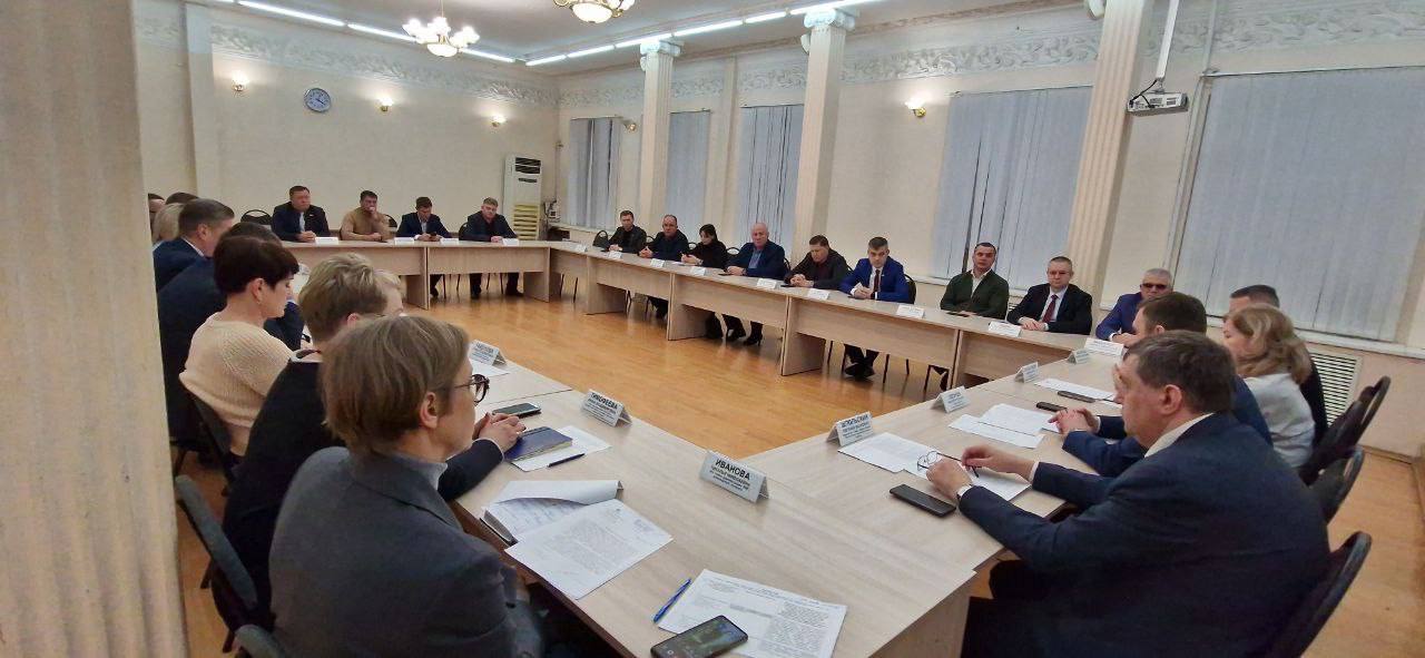 Накануне утверждения бюджета Энгельсского района встретился с депутатским корпусом для обсуждения ключевых моментов основного финансового документа Накануне утверждения бюджета Энгельсского района встретился с депутатским корпусом для обсуждения ключевых моментов основного финансового документа