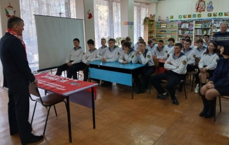 "Земляки - герои СВО": в городской библиотеке провели патриотический час