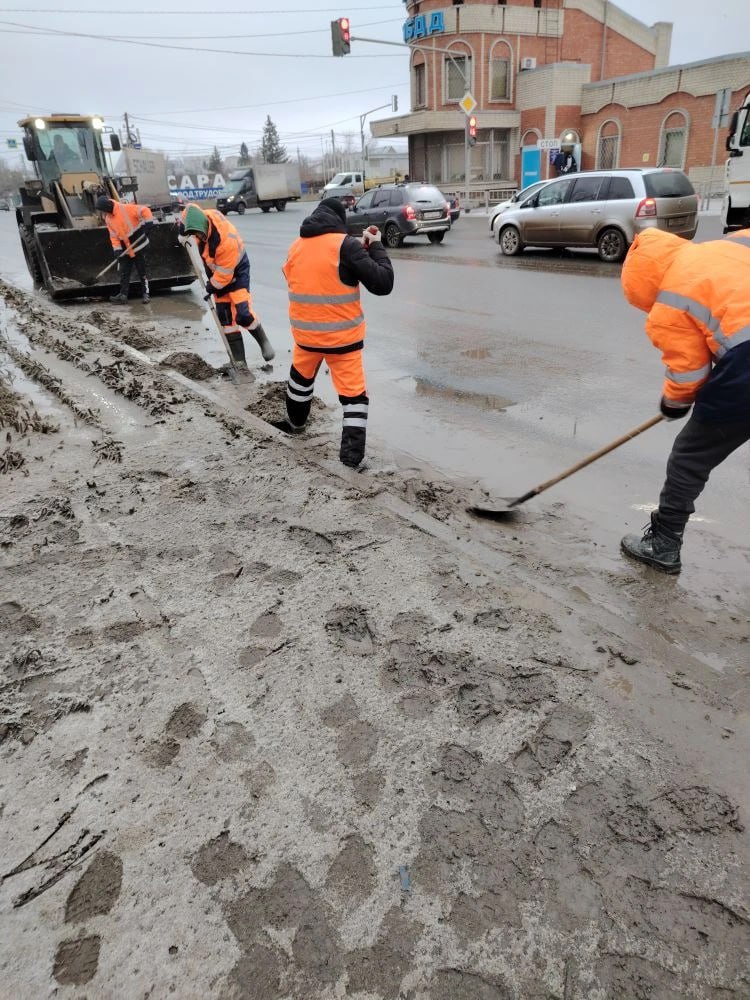 На дороги области вышло в два раза больше снегоуборочной техники, чем вчера На дороги области вышло в два раза больше снегоуборочной техники, чем вчера