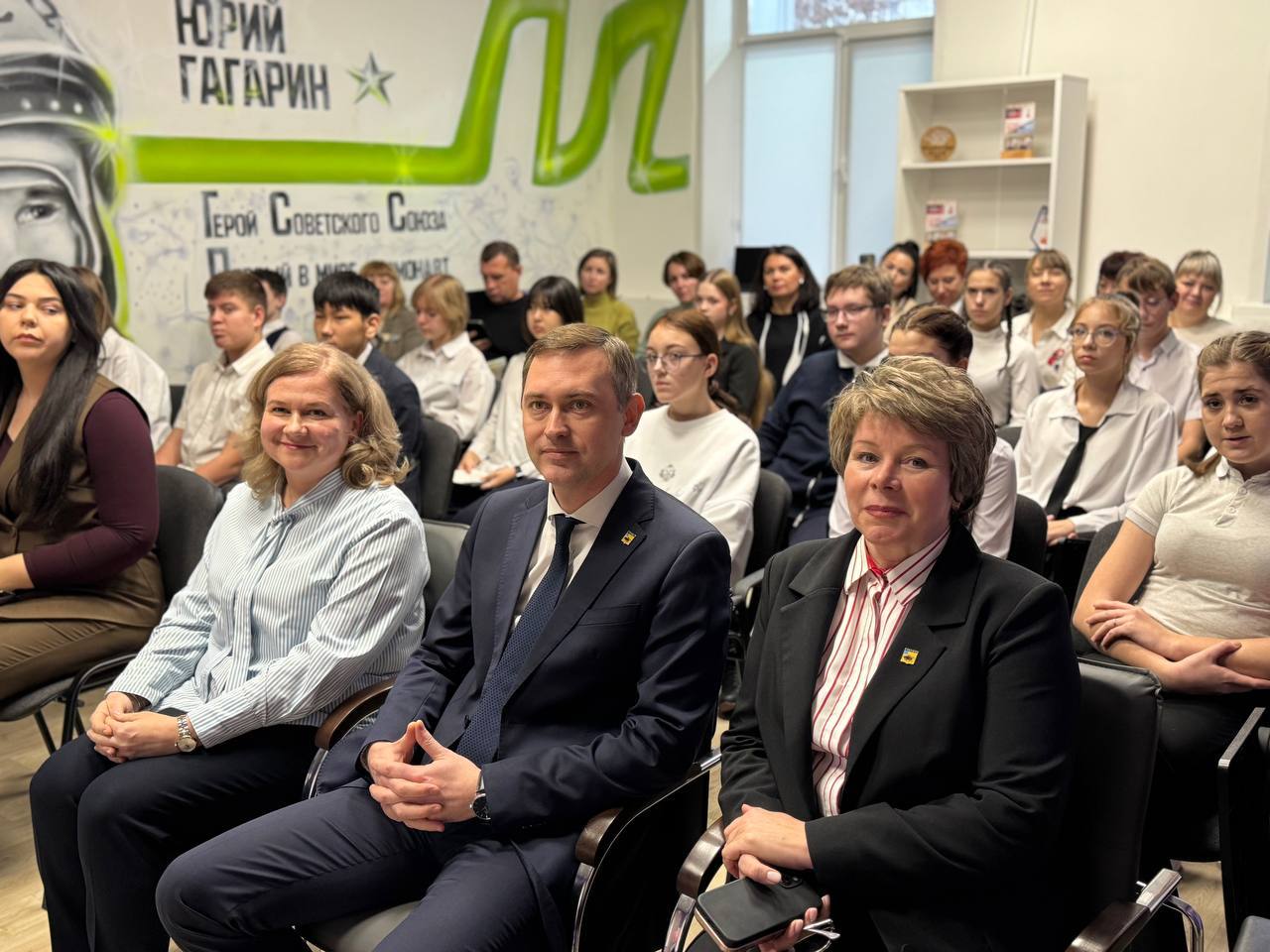 В преддверии одного из главных государственных праздников – Дня Конституции, в рамках молодёжной патриотической акции «Мы – граждане России!» вручил молодым ребятам их первый паспорт гражданина Российской Федерации В преддверии одного из главных государственных праздников – Дня Конституции, в рамках молодёжной патриотической акции «Мы – граждане России!» вручил молодым ребятам их первый паспорт гражданина Российской Федерации