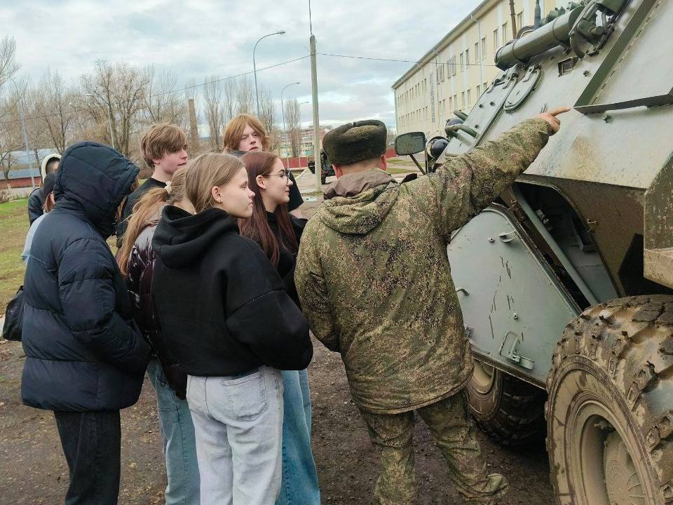 Сотрудники следственного управления организовали экскурсию для подшефных кадет в Саратовское высшее военное училище Сотрудники следственного управления организовали экскурсию для подшефных кадет в Саратовское высшее военное училище