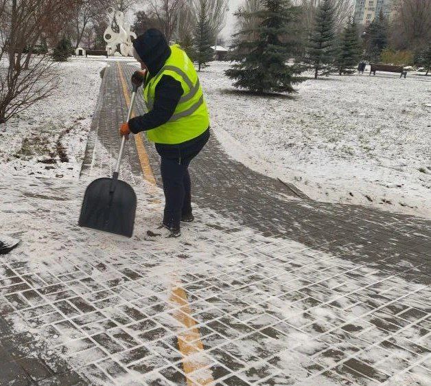 Парки и скверы украсил первый снег Парки и скверы украсил первый снег