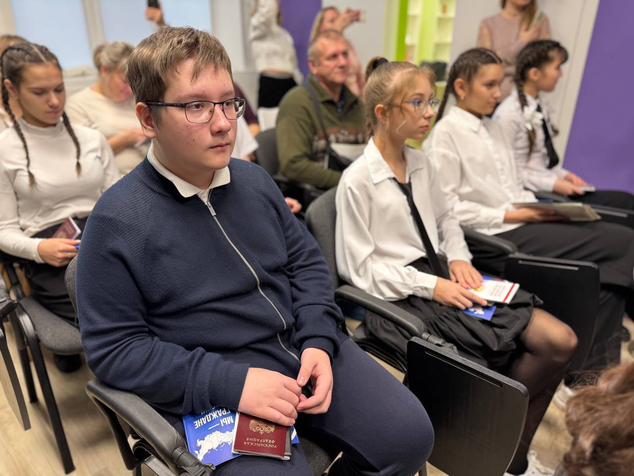 В преддверии одного из главных государственных праздников – Дня Конституции, в рамках молодёжной патриотической акции «Мы – граждане России!» вручил молодым ребятам их первый паспорт гражданина Российской Федерации В преддверии одного из главных государственных праздников – Дня Конституции, в рамках молодёжной патриотической акции «Мы – граждане России!» вручил молодым ребятам их первый паспорт гражданина Российской Федерации