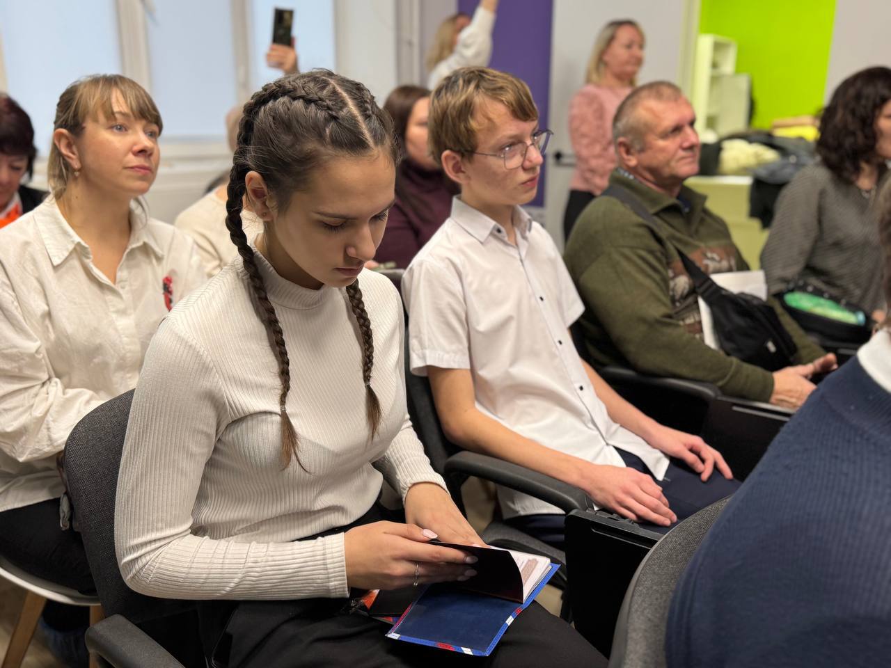 В преддверии одного из главных государственных праздников – Дня Конституции, в рамках молодёжной патриотической акции «Мы – граждане России!» вручил молодым ребятам их первый паспорт гражданина Российской Федерации В преддверии одного из главных государственных праздников – Дня Конституции, в рамках молодёжной патриотической акции «Мы – граждане России!» вручил молодым ребятам их первый паспорт гражданина Российской Федерации