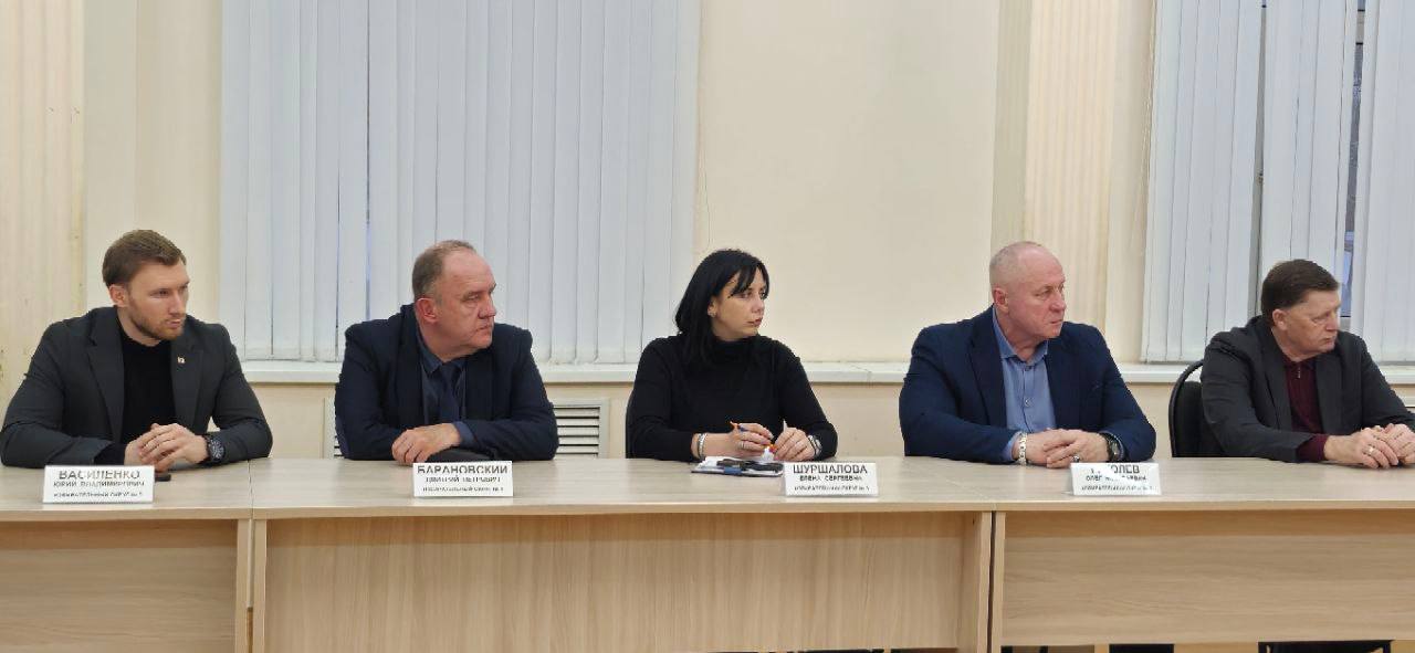 Накануне утверждения бюджета Энгельсского района встретился с депутатским корпусом для обсуждения ключевых моментов основного финансового документа Накануне утверждения бюджета Энгельсского района встретился с депутатским корпусом для обсуждения ключевых моментов основного финансового документа