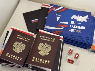 В преддверии одного из главных государственных праздников – Дня Конституции, в рамках молодёжной патриотической акции «Мы – граждане России!» вручил молодым ребятам их первый паспорт гражданина Российской Федерации