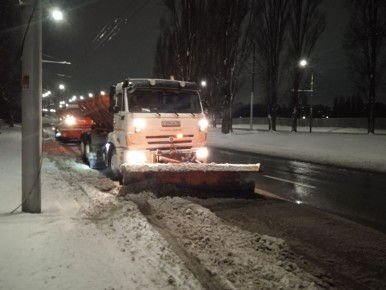 На дорогах области продолжает работать спецтехника