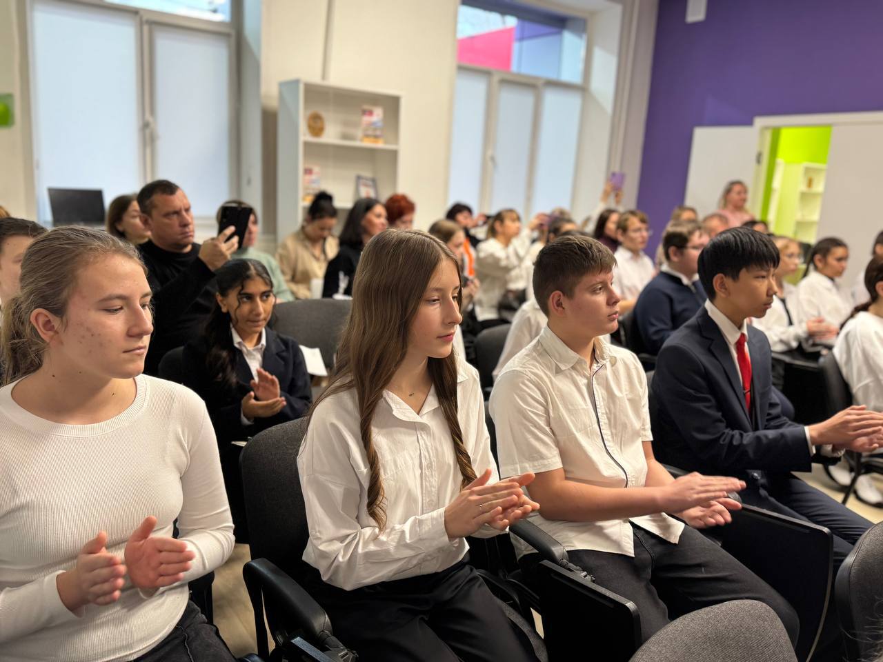 В преддверии одного из главных государственных праздников – Дня Конституции, в рамках молодёжной патриотической акции «Мы – граждане России!» вручил молодым ребятам их первый паспорт гражданина Российской Федерации В преддверии одного из главных государственных праздников – Дня Конституции, в рамках молодёжной патриотической акции «Мы – граждане России!» вручил молодым ребятам их первый паспорт гражданина Российской Федерации