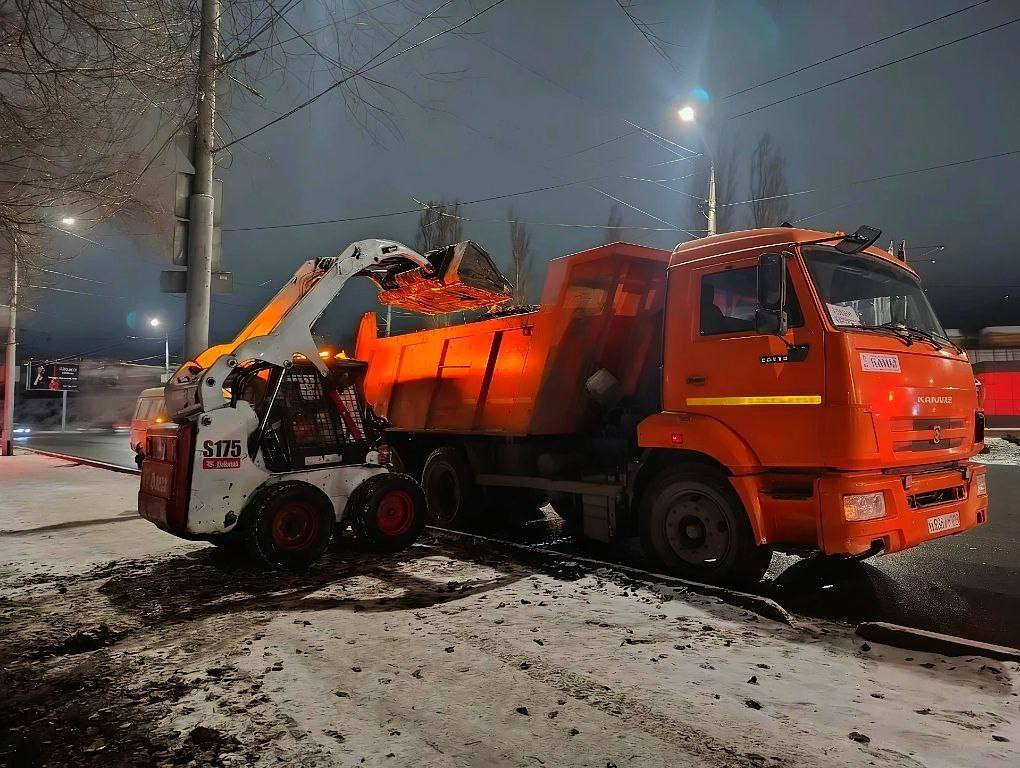 Саратов и Энгельс продолжают очищать от снега и наледи Саратов и Энгельс продолжают очищать от снега и наледи
