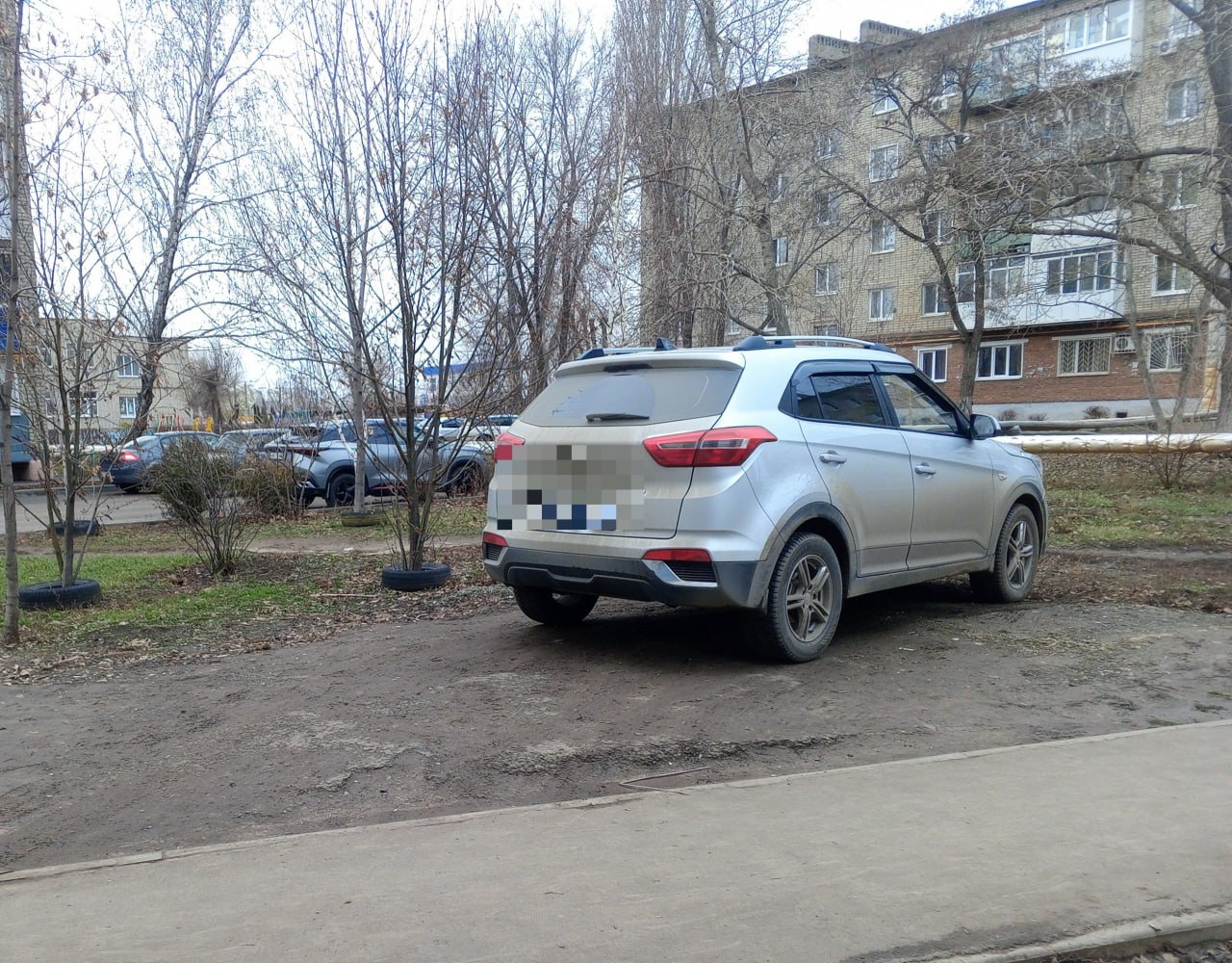 По фактам размещения автомобилей на зеленых зонах в Энгельсе возбуждено 14 административных дел По фактам размещения автомобилей на зеленых зонах в Энгельсе возбуждено 14 административных дел