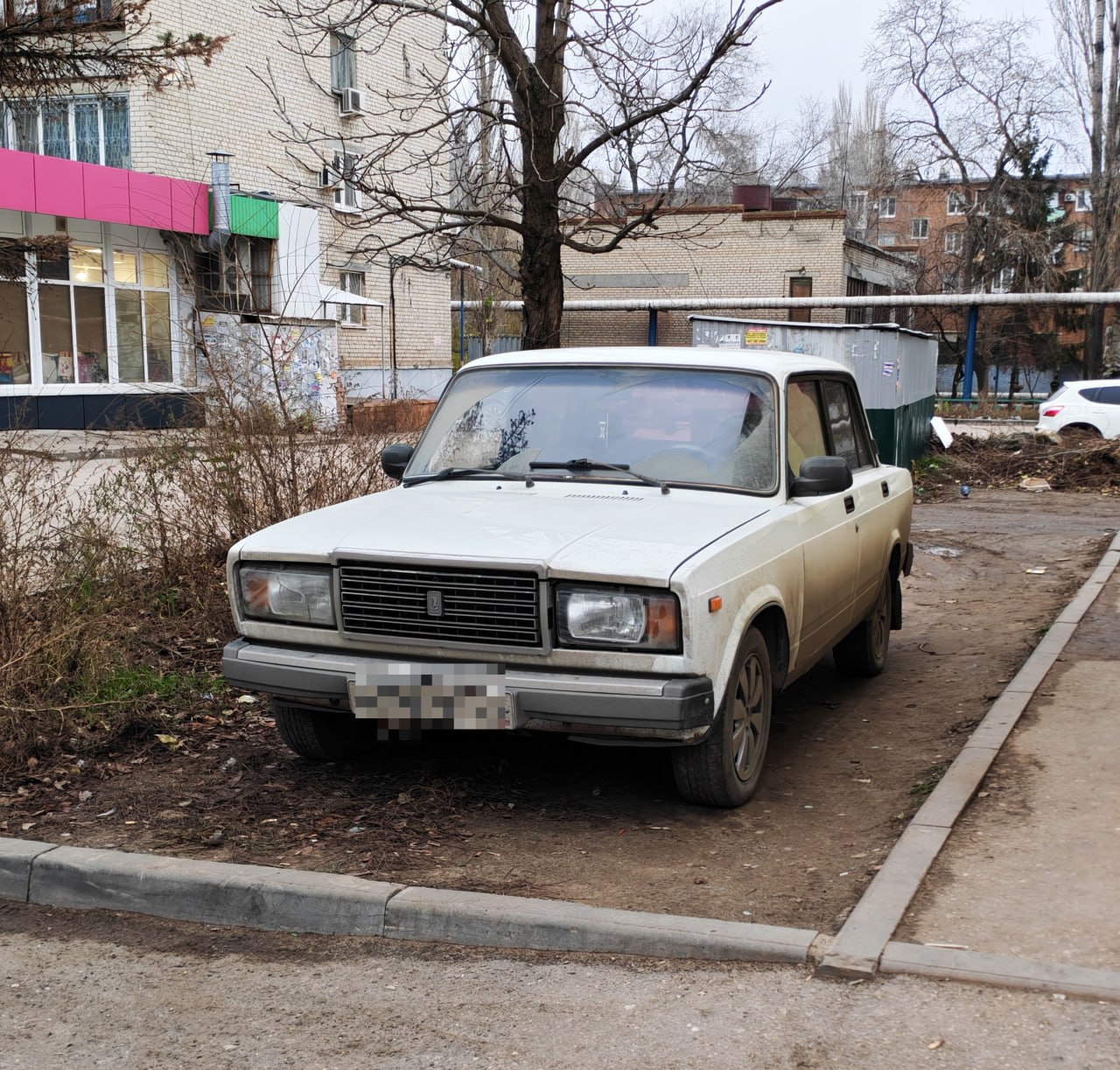 По фактам размещения автомобилей на зеленых зонах в Энгельсе возбуждено 14 административных дел По фактам размещения автомобилей на зеленых зонах в Энгельсе возбуждено 14 административных дел