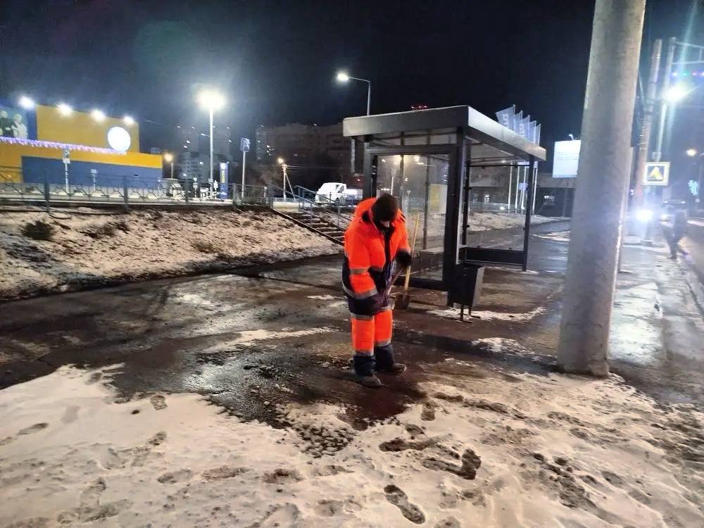 Саратов и Энгельс продолжают очищать от снега и наледи Саратов и Энгельс продолжают очищать от снега и наледи