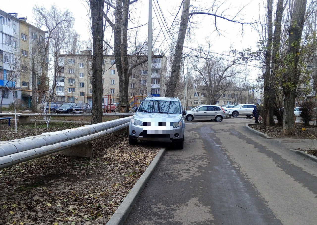 По фактам размещения автомобилей на зеленых зонах в Энгельсе возбуждено 14 административных дел По фактам размещения автомобилей на зеленых зонах в Энгельсе возбуждено 14 административных дел