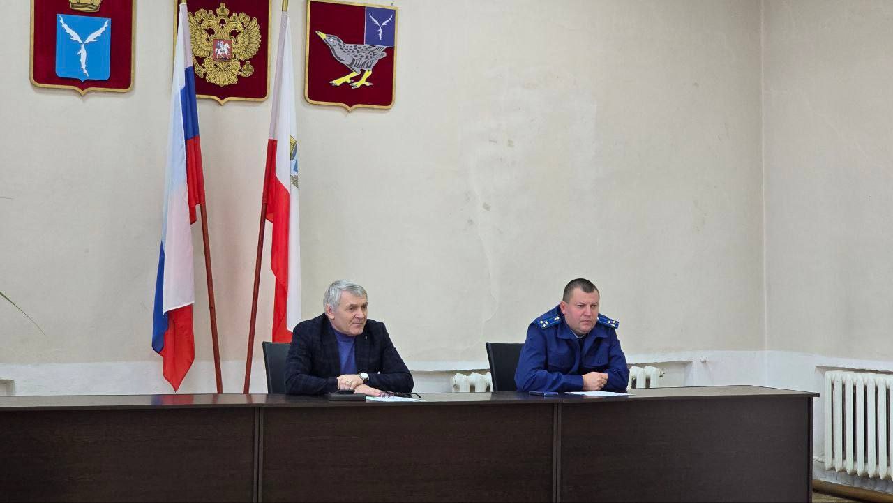 Прокурор Дергачевского района Павел Жаворонков провел встречу с предпринимателями района Прокурор Дергачевского района Павел Жаворонков провел встречу с предпринимателями района