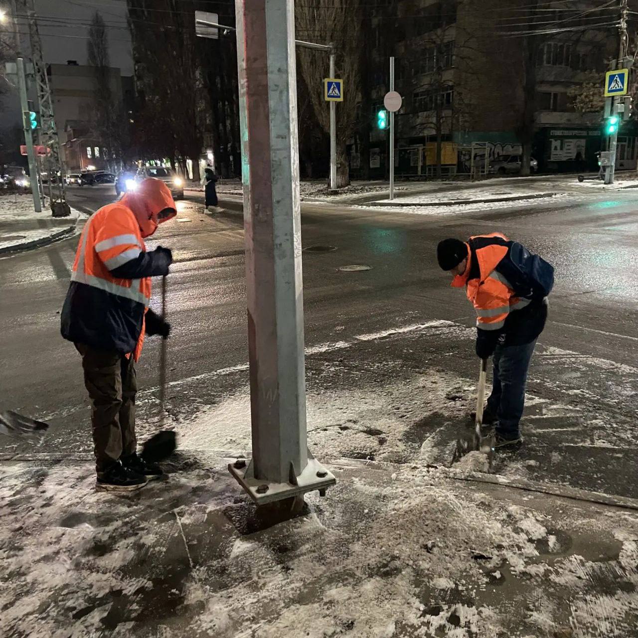 Саратов и Энгельс продолжают очищать от снега и наледи Саратов и Энгельс продолжают очищать от снега и наледи