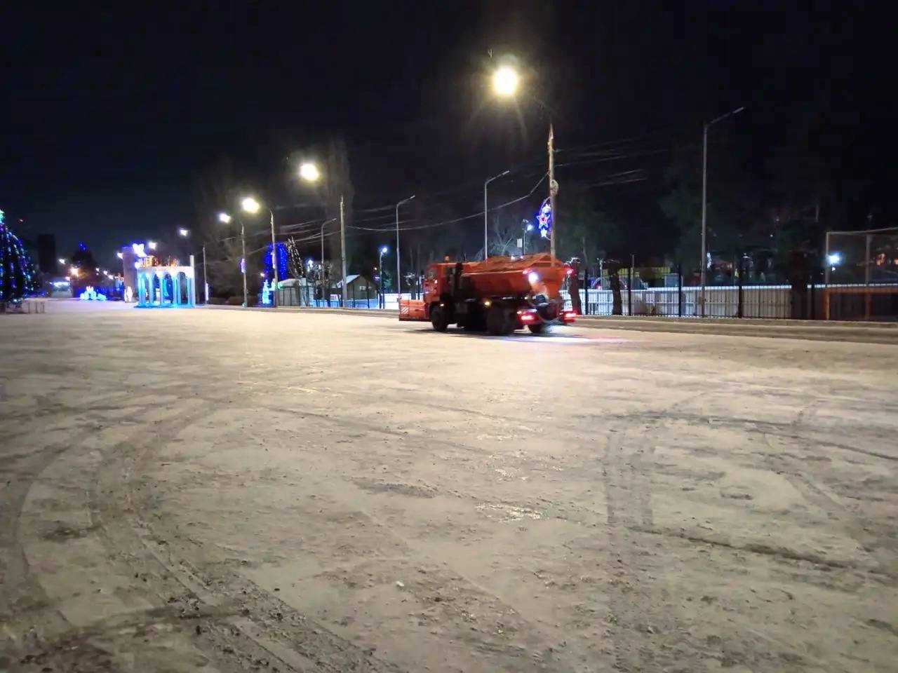 Саратов и Энгельс продолжают очищать от снега и наледи Саратов и Энгельс продолжают очищать от снега и наледи