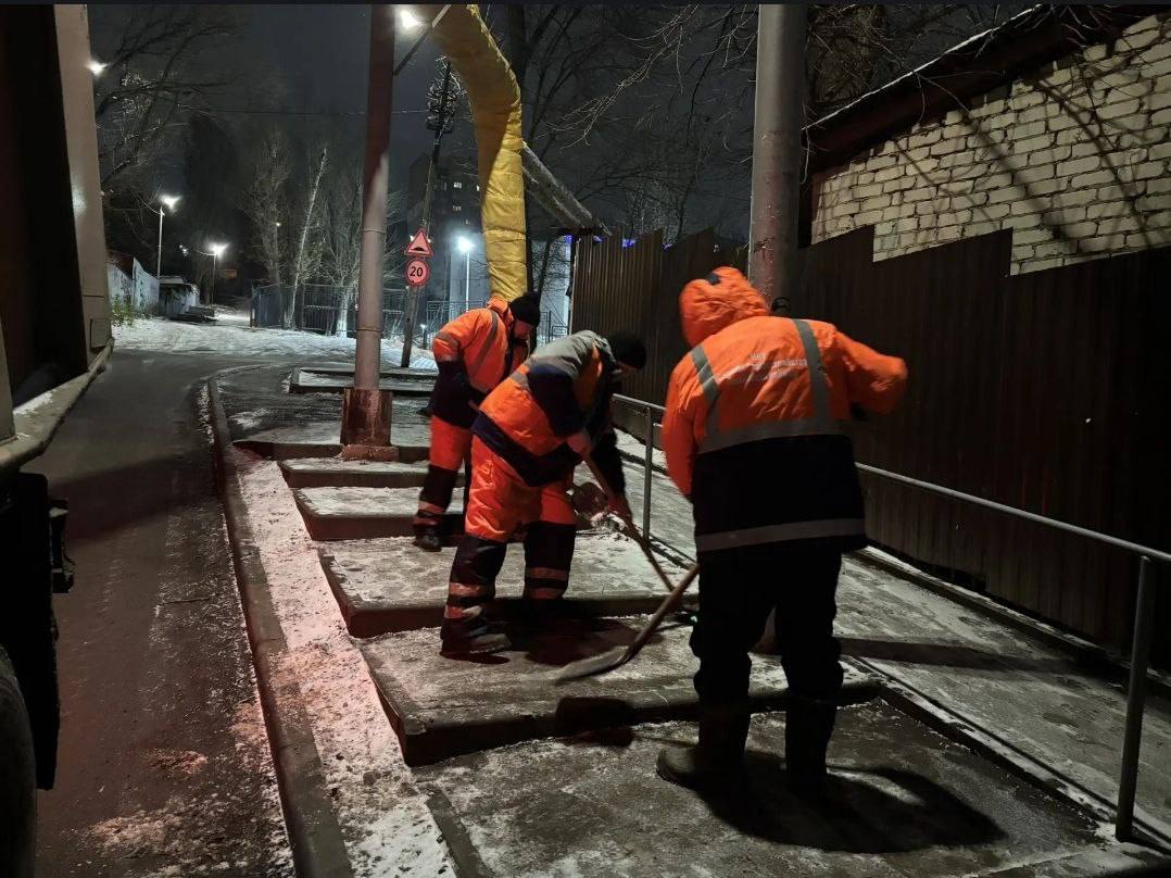 Саратов и Энгельс продолжают очищать от снега и наледи Саратов и Энгельс продолжают очищать от снега и наледи