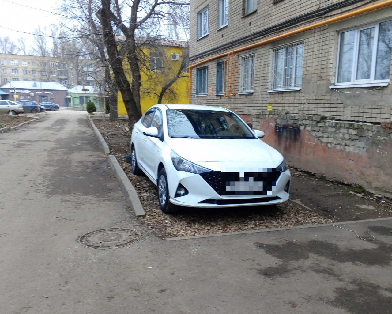По фактам размещения автомобилей на зеленых зонах в Энгельсе возбуждено 14 административных дел По фактам размещения автомобилей на зеленых зонах в Энгельсе возбуждено 14 административных дел