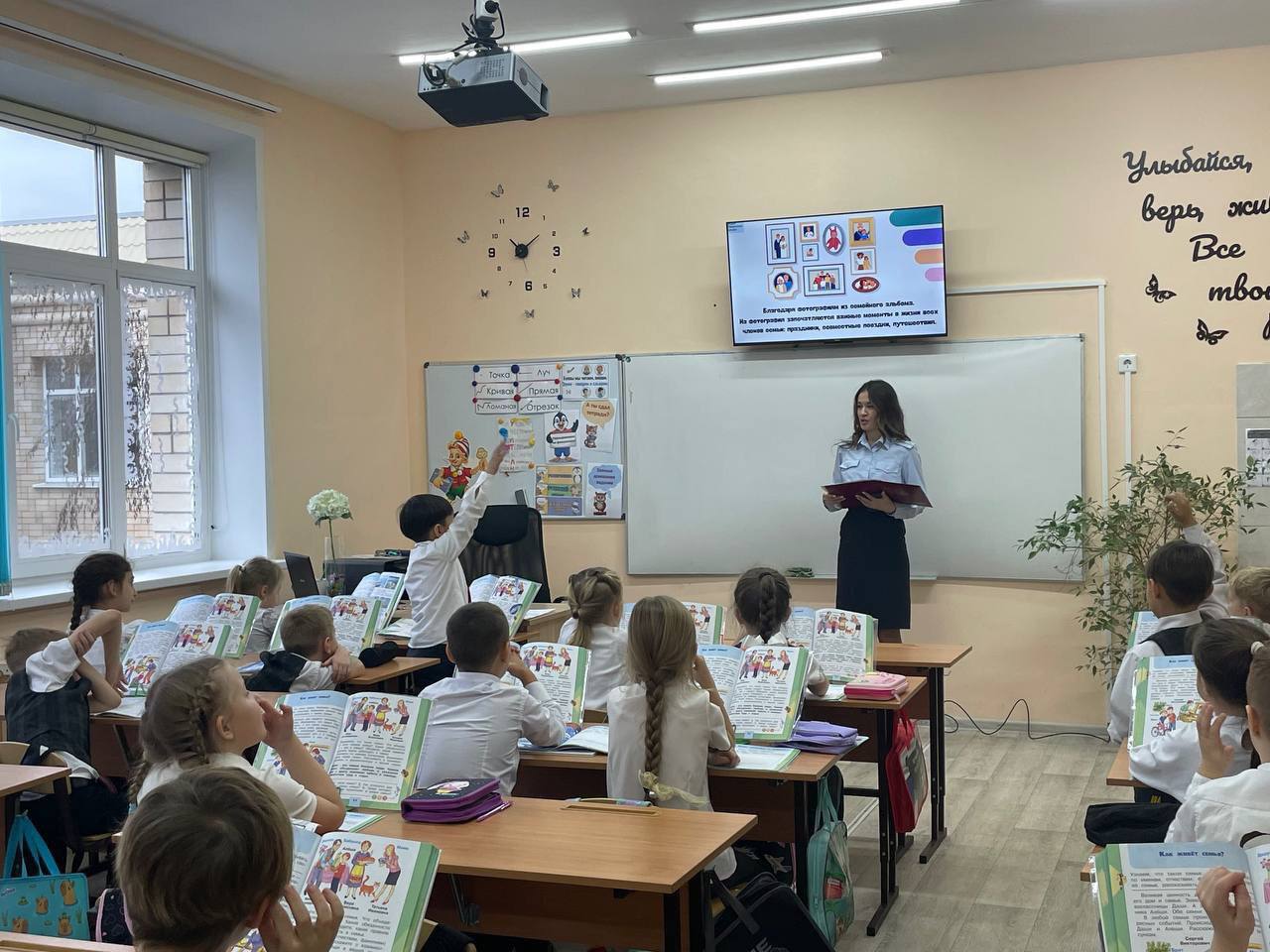 Сотрудник управления Госавтоинспекции провела важную и полезную беседу с учениками 1 класса Сотрудник управления Госавтоинспекции провела важную и полезную беседу с учениками 1 класса