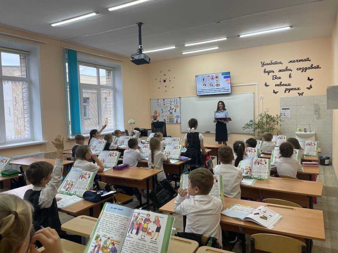 Сотрудник управления Госавтоинспекции провела важную и полезную беседу с учениками 1 класса Сотрудник управления Госавтоинспекции провела важную и полезную беседу с учениками 1 класса